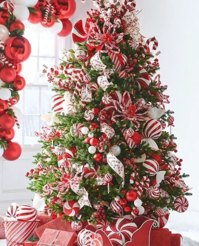 Festive Peppermint-Themed Holiday Tree Design