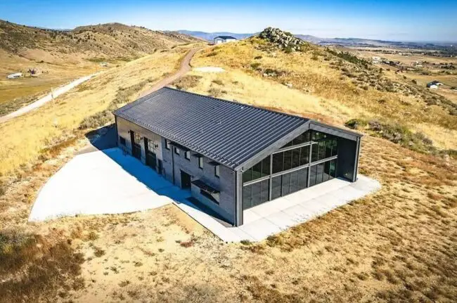 Contemporary Barndominium with Industrial Flair