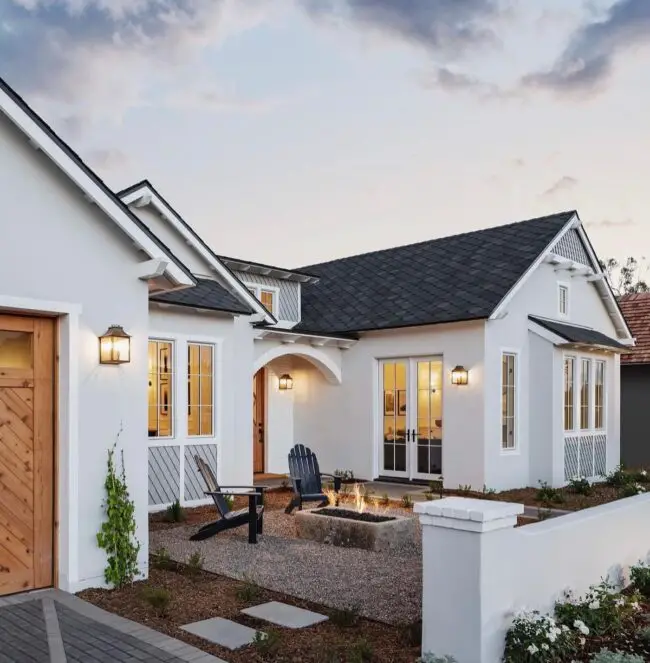 Cozy Farmhouse Courtyard with Outdoor Seating