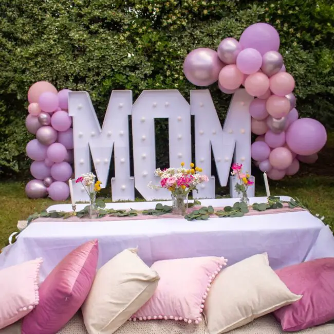 Chic Outdoor Table Setup for Moms